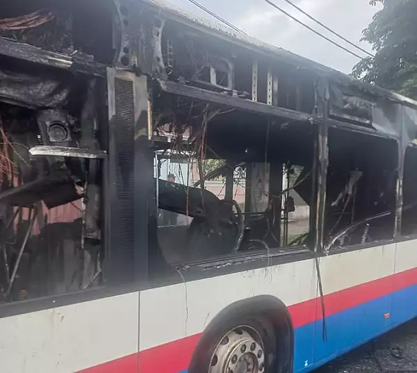 Clipe teribile pentru pasagerii unui autobuz in Oradea. Vehiculul a luat foc in mers