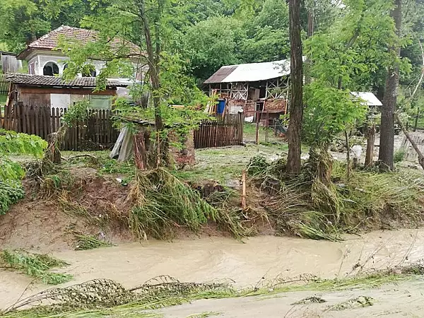 Cod galben de inundatii pe rauri din 18 judete, pana joi dimineata. Unde sunt cele mai mari pericole