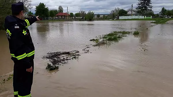 Cod galben de inundatii pe raurile din 6 judete, pana marti la pranz. HARTA cu zonele vizate