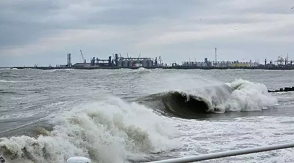 Cod portocaliu de ploi si vijelii la Marea Neagra. Rafalele ating 70 de kilometri pe ora