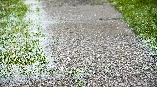 Cod portocaliu de ploi, vijelii si grindina, in mai multe judete. Localitatile vizate de alerta meteo imediata