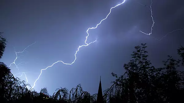 Cod rosu de furtuna intr-un judet! Meteorologii anunta vijelii puternice si cantitati insemnate de precipitatii 