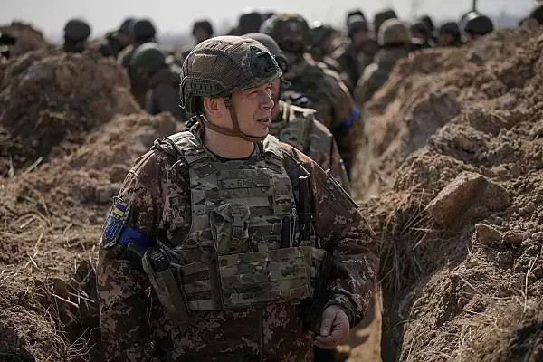 Comandantul armatei ucrainene spune ca are nevoie de mai putine noi militari decat a estimat initial Volodimir Zelenski
