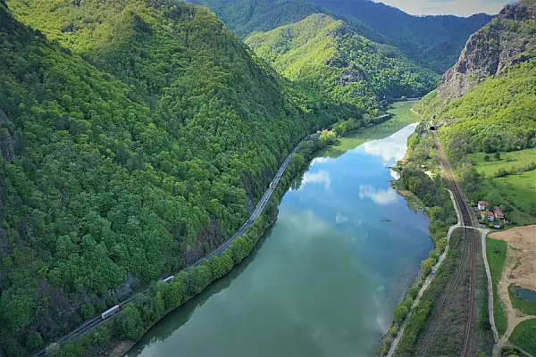 Comori nebanuite in Parcul National Cozia si pe Valea Oltului, elogiate de Washington Post VIDEO