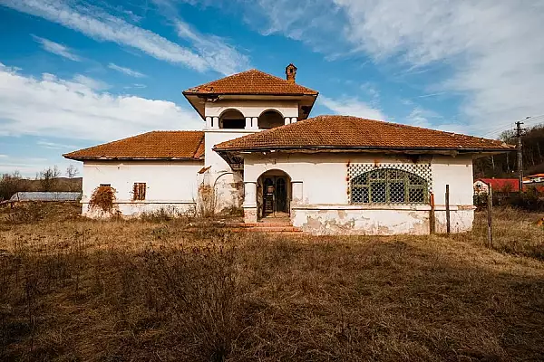 Conacul unde a locuit unul dintre apropiatii Regelui Carol al II-lea, scos la vanzare