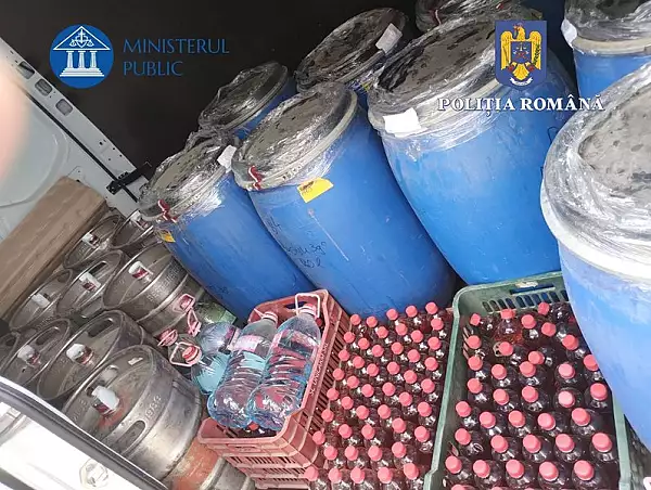 Contrabanda cu rachiu la Sibiu. Zeci de butoaie cu alcool, gasite intr-o distilerie clandestina VIDEO