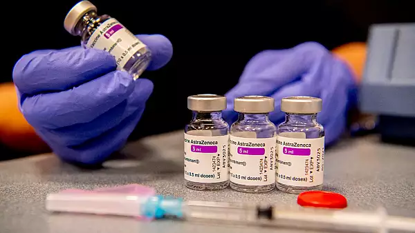 Controversa AstraZeneca continua. Autoritatile britanice recomanda limitarea vaccinului persoanelor peste 30 de ani