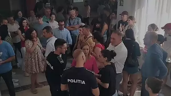 Controverse la Facultatea de Arhitectura din Bucuresti. Scandal cu politia: parintii au rabufnit