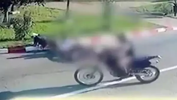 Copil pe o bicicleta, lovit de doi motociclisti in timp traversa pe o trecere de pietoni, la interval de cateva secunde VIDEO