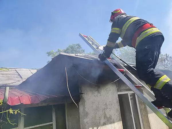 Copil prins de foc in casa, in timp ce dormea. Familia n-a mai apucat sa-l scoata afara