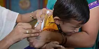 Copilul nevaccinat al unui migrant, sursa epidemiei de rujeola din Bistrita