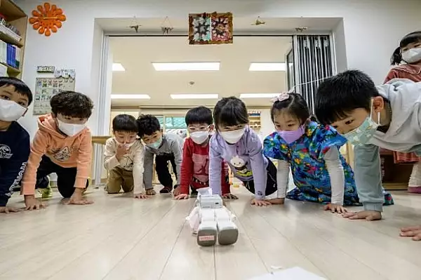Coreea de Sud testeaza roboti in gradinite pentru a pregati copiii pentru un viitor high-tech