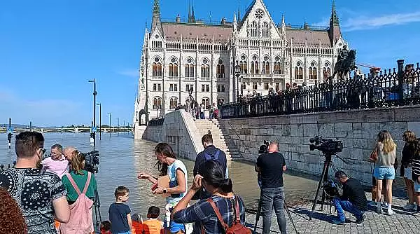  Corespondenta Antena 3 CNN din Budapesta. Nivelul Dunarii creste alarmant de la o ora la alta. Oamenii ridica diguri in permanenta