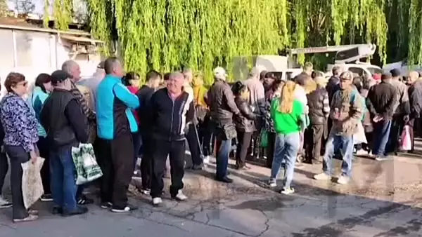 Cozile umilintei, la fel ca in comunism. VIDEO cu sute de romani care asteapta ore in sir pentru ajutoarele de la UE