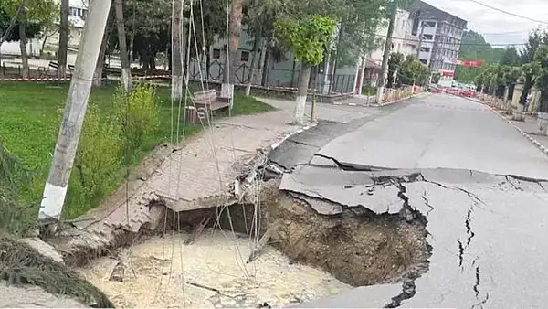 Craterul de pe strada din Slanic Prahova are o adancime de 18 metri. Este cat un bloc cu 5 etaje