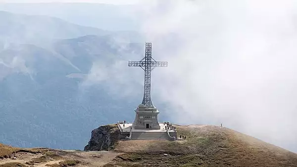 Crucea de pe Caraiman a fost reabilitata, dupa 5 ani, in ziua Inaltarii Sfintei Cruci - FOTO&VIDEO