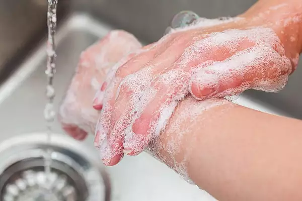 Cu ce este cel mai bine sa va spalati pe maini: sapun solid, sapun lichid sau sapun spuma? Apa calda sau apa rece?
