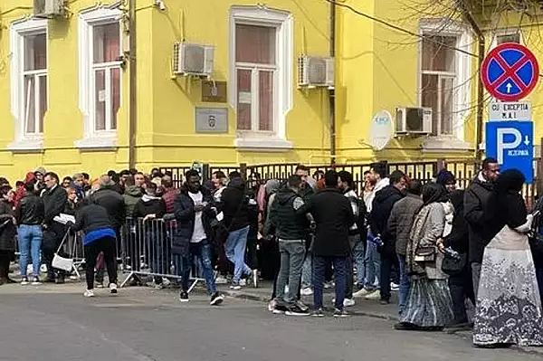 Cu generatii in urma romanii stateau la cozi pentru mancare. Acum, altii stau la cozi