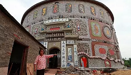 Cum arata castelul de portelan din China. O femeie de 86 de ani a cheltuit o avere ca sa-l ridice