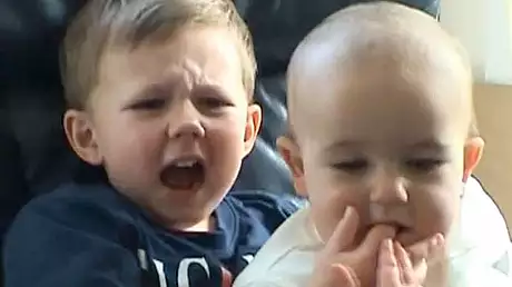 Cum arata fratii din clipul "Charlie Bit My Finger", la 9 ani dupa ce au devenit celebri pe Youtube