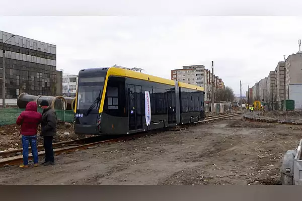 Cum arata primul tramvai turcesc care a ajuns la Resita. Este bidirectional si are 92 de locuri FOTO
