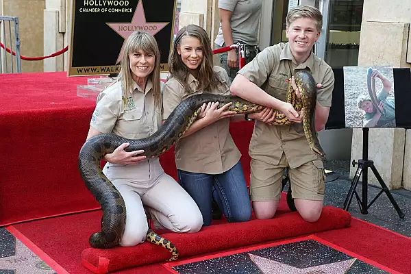 Cum arata si cu ce se ocupa copiii lui Steve Irwin, "vanatorul de crocodili". Bindi si Robert sunt un exemplu de urmat