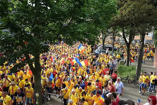 Cum au ajuns suporterii Romaniei vedete in presa internationala. Marca: ,,Petrecere extraordinara" FOTO VIDEO