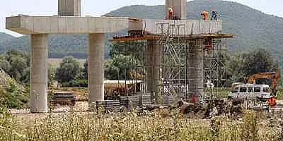 Cum au lucrat constructorii viitoarei autostrazi Lugoj - Deva. Peste 60 la suta din Lotul al treilea a fost realizat
