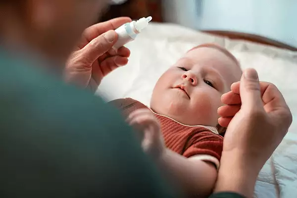 Cum desfundam nasul bebelusilor simplu si rapid. Pediatru: ,,Lavajul nazal este important pentru mentinerea sanatatii"