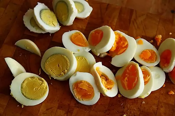 Cum iti dai seama ca un ou este fiert prea mult. Ce apare pe marginea galbenusului