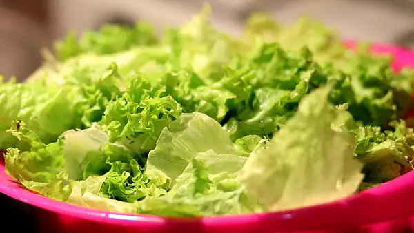 cum-poti-pastra-salata-verde-si-proaspata-timp-de-o-saptamana-trucuri-pentru-gospodine.webp