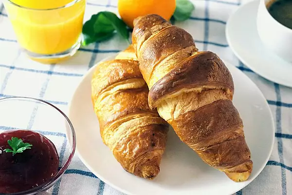 Cum poti ramane fara permis dupa ce ai mancat un croissant banal. Mare atentie! 