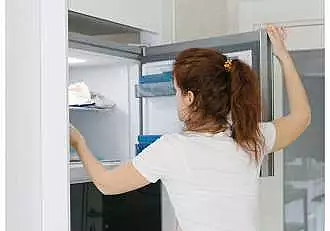 cum-poti-scapa-de-umezeala-din-frigider-in-timpul-verii-sfaturile-simple-pentru-gospodine.webp