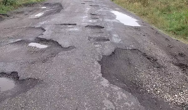 Cum s-a vindecat o femeie datorita gropilor din asfalt. Era in ambulanta, in drum spre spital, si trebuia operata de urgenta