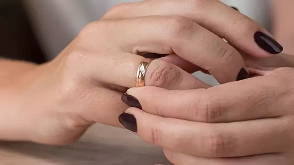 Cum sa scoti un inel blocat pe degetul umflat in mai putin de 10 secunde - VIDEO