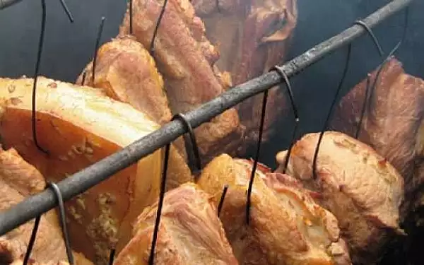 Cum se prepara cea mai buna slanina afumata, dupa metoda de succes a unui renumit maestru culinar roman