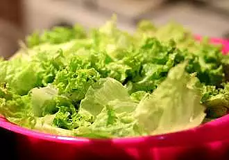 Cum se spala corect salata verde. Asa se elimina toate bacteriile