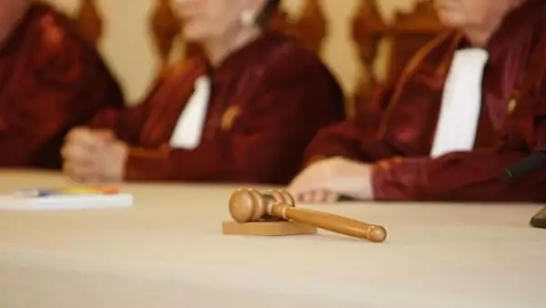 Curtea Constitutionala a Romaniei amana decizia finala in privinta ,,legii fugarilor"