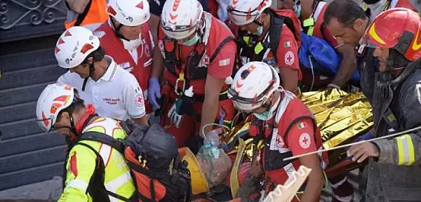 Cutremur devastator in Italia. Imagini si momente dramatice cu salvatorii care lupta contra cronometru pentru a scoate oamenii de sub daramaturi FOTO VIDEO