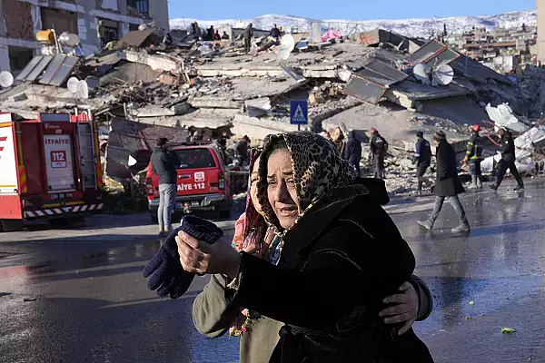 Cutremurele din Turcia si Siria, ziua a 4-a: 15.000 de decese. Echipa romaneasca a salvat un tanar. Erdogan recunoaste ca guvernul a intampinat unele probleme