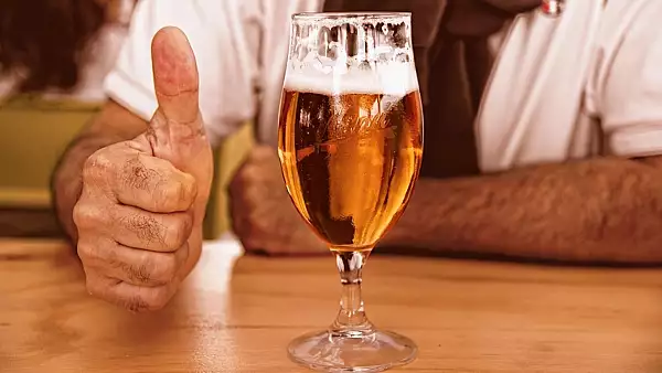 De ce ar trebui sa bei intotdeauna berea din pahar, NU direct din sticla