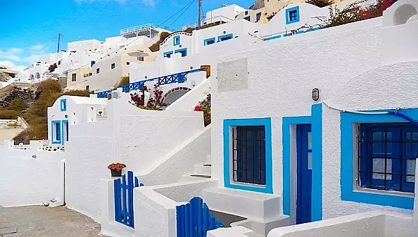 De ce casele din Grecia sunt albe cu usi si obloane albastre. Putini oameni mai cunosc acest detaliu