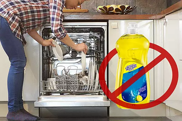 De ce este interzis sa folosesti detergent de vase in masina de spalat. Greseala pe care o fac multi romani