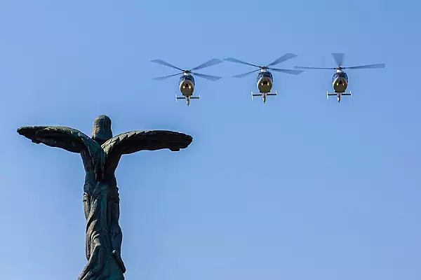 De ce este survolat Bucurestiul de aeronave militare FOTO