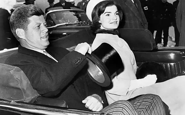 De ce n-a vrut Jackie Kennedy sa se schimbe de costumul patat cu sangele lui JFK, dupa asasinarea presedintelui?