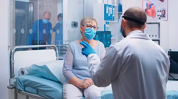De ce se inmultesc teoriile conspiratiei in pandemie: medicii si asistentii din Marea Britanie cer sa nu poata fi acuzati de omor