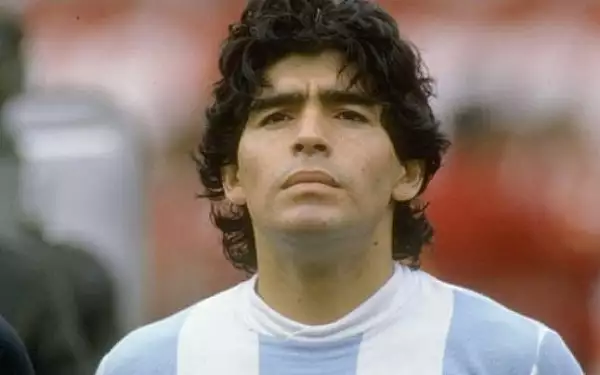 Decizie controversata a familiei lui Maradona: vor sa-l ingroape cat mai repede. Mii de oameni n-au apucat sa-si ia ramas bun de la fotbalist