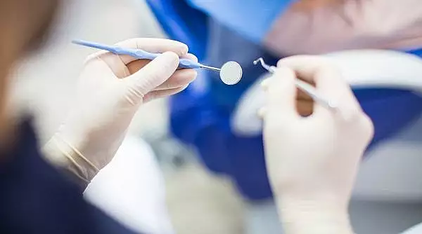 Dentist roman, condamnat in Franta dupa ce a mutilat mai multi pacienti, pentru a deconta sume din asigurari