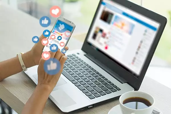 Dependenta de social media produce mutatii. Se cer mesaje de avertizare ca in cazul tigarilor. Ce spun expertii despre propunere