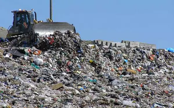Depozitul ecologic de gunoi din Targu Jiu risca sa fie inchis. Cetatenii nu mai pot sa suporte mirosul pestilential